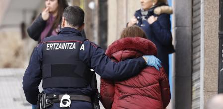 &nbsp;La Ertzaintza traslada a la mujer de 55 años detenida este viernes acusada de haber matado a su pareja.&nbsp;
