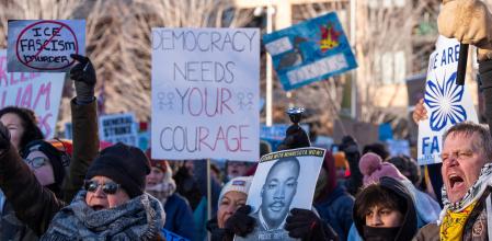 Miles de personas salieron a las calles de Minnesota en la gran jornada de protesta para pedir que los agentes federales del ICE se vayan de la ciudad y de Minnesota&nbsp;