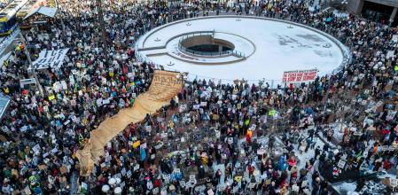 Miles de personas salieron este viernes a las calles de Minneapolis en la llamada protesta nacional contra la presencia de los agentes de inmigración en su ciudad 