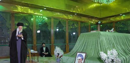 El Guía Supremo, Ali Jamenei, visitó ayer la tumba de Jomeini, su predecesor, en Teherán