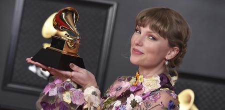 Taylor Swift posa en la sala de prensa durante la 63.ª edición de los premios Grammy. 