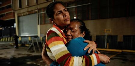 Familiares de detenidos frente al centro Zona 7 de Caracas tras conocer el anuncio de amnistía