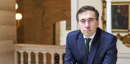 José Manuel Albares Bueno (Madrid, 22 de marzo de 1972) es un diplomático y político español que ejerce como ministro de Asuntos Exteriores, Unión Europea y Cooperación del Gobierno de España