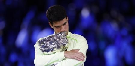 Carlos Alcaraz celebra su título en el Open de Australia, este domingo  Martin Keep / AFP