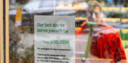 Un cartel de una tienda de Amazon Go en la que se anuncia cierre tras apostar por la IA
