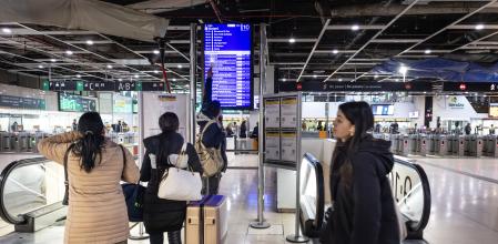 Personas buscando información en la estación de Sants esta semana