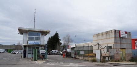 El garaje al aire al que van a parar todos los coches que la grúa recoge en Girona ocupa desde el año 2005 este espacio que debía ser provisional.