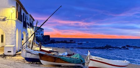 Miquel Galceran ha captado este amanecer artístico en Calella de Palafrugell en una fotografía que parece una pintura. El autor se pregunta si ese cielo rojizo augura