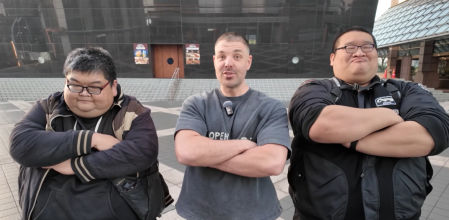 El creador de contenido posa junto a los hombres que ha alquilado para su reto