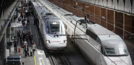 Convoyes de AVE detenidos en la estación sevillana de Santa Justa.&nbsp;