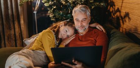 Una pareja explora las gangas de AliExpress para aprovechar sus descuentazos