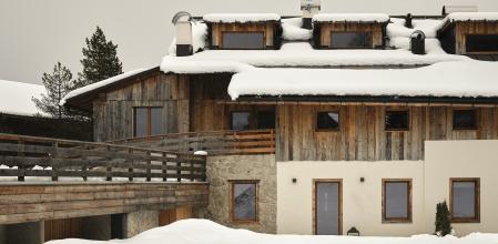 En la casa se ha mantenido la arquitectura original, con revoco blanco y madera de alerce