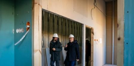 Jaume Collboni en la visita de obras a la guardería Casernes