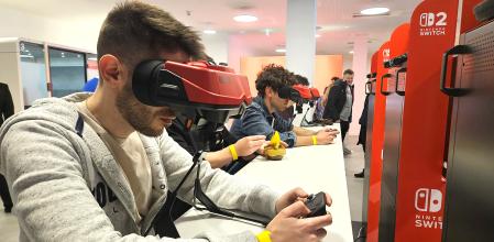 Un usuario prueba el nuevo accesorio que convierte la Nintendo Switch en una réplica de la consola Virtual Boy