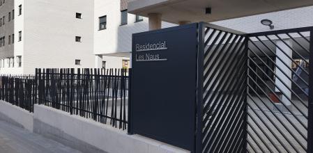 Una de las entradas de la polémica urbanización de Alicante