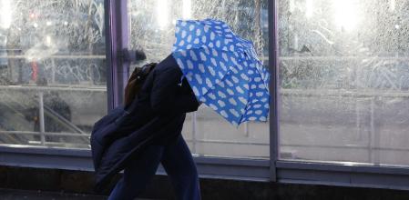 Una persona se protege de la lluvia que caía esta semana en la ciudad de Madrid.