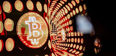 Una pantalla con símbolos de bitcoin en una conferencia en El Salvador