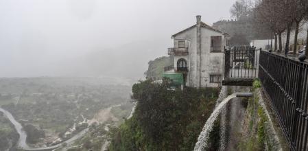 Un caño desagua en Grazalema (Cádiz) debido a las intensas lluvias que se registran este miércoles en la localidad gaditana, y que suceden al mes de enero más lluvioso desde principios del siglo XX lo que ha hecho que se acumule gran cantidad de agua en el subsuelo.&nbsp;