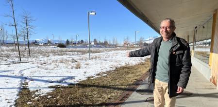 El director general del Hospital de Cerdanya, Xavier Conill, señalandoel solar del nuevo edificio.