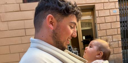 Adam junto a su hija, la pequeña Sienna