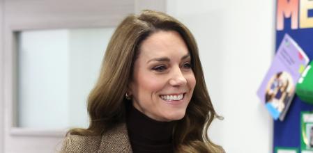 Kate Middleton, en su visita a Bradford, West Yorkshire, con un jersey de cuello alto marrón.