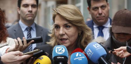 La vicepresidenta primera y consellera de Vivienda, Empleo, Juventud e Igualdad, Susana Camarero, atiende a la prensa este miércoles en Alicante
