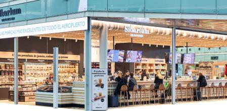 Espacio de restauración en el aeropuerto de Barcelona