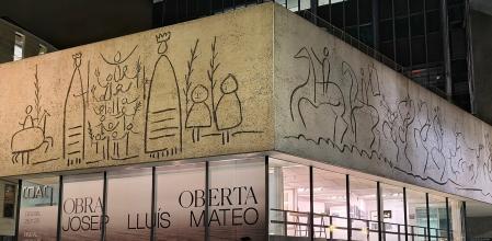 Jaume Vilardaga destaca esta icónica esquina de la sede del Col·legi d’Arquitectes de Catalunya en Barcelona, con la contundencia del hormigón y los esgrafiados que