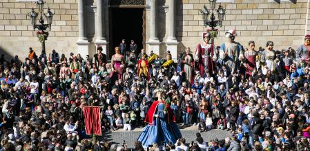 foto XAVIER CERVERA 12/02/2023 XL Trobada de Gegants a Ciutat Vella i Seguici de Santa Eulàlia Federació d’Entitats de Cultura Popular i Tradicional de la Barcelona Vella 11.30 h, inici del Seguici 12.00 h, baixada de Santa Eulàlia: Ball de Santa Eulàlia a càrrec dels Gegants Nous de la Plaça Nova i ofrena floral. 13.15 h, plaça de Sant Jaume: Balls de la Laia, de l’Àliga i dels Gegants de la Ciutat, i Ball de Santa Eulàlia a càrrec dels Gegants Nous de la Plaça Nova. La gegantona Laia i el penó de Santa Eulàlia encapçalen la cercavila, seguits de l’Àliga, el Lleó i els altres membres del bestiari històric i festiu. A continuació, encapçalats pels Gegants de la Ciutat, la resta de gegants, nans i gegantons concentrats a la plaça se sumen al Seguici, que els portarà fins a la plaça de Sant Jaume.