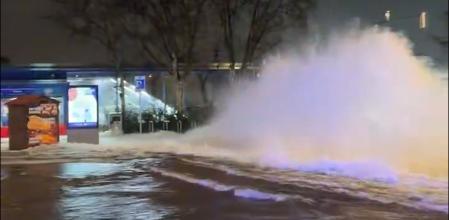 Una tubería rota ha cortado el acceso al Aeropuerto de Barajas en la avenida de Logroño de Madrid