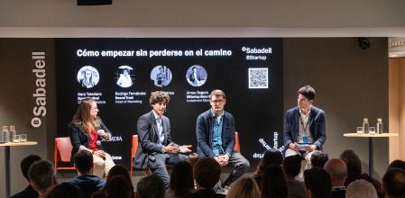 Fases iniciales. Sara Toledano (Sycai Medical), Rodrigo Fernández (Neural Trust), Plesh (Jaume Betrian) moderados por Arnau Segura (BStartup) analizaron los aspectos a tener en cuenta en las primeras etapas de la creación de una startup.