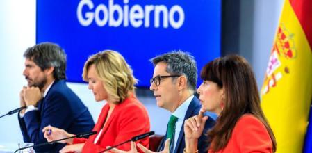 La ministra de Igualdad, Ana Redondo (en primer plano), y el de Justicia, Félix Bolaños