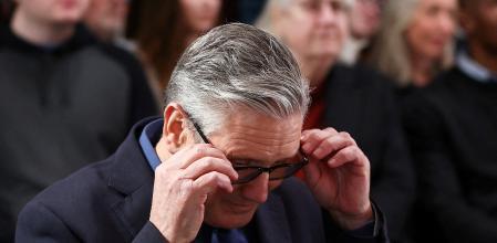 El líder británico se defiende las críticas aduciendo que Mandelson le mintió, e insiste en que su misión es el servicio público