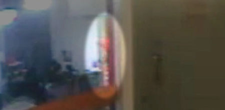 Imagen difundida por CBS News donde se aprecia la figura naranja en cuestión.