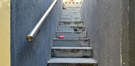 La escalera por la que se accedía al andén desde la calle Riera Blanca&nbsp;