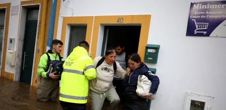 Voluntarios evacuando a vecinos afectados por las inundaciones en Alcacer do Sal, a 90 km al sur de Lisboa, este jueves&nbsp;