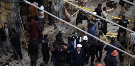 Inspección ocular de la mezquita siniestrada en Islamabad, en la que han muerto por lo menos 31 personas&nbsp;