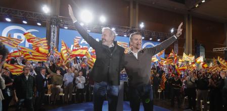 ZARAGOZA, 06/02/2026.- El presidente del Partido Popular, Alberto Núñez Feijóo (d) y el candidato Jorge Azcón durante el acto de fin de campaña electoral del PP de cara a las elecciones en Aragón, este viernes en Zaragoza. EFE/ Javier Belver