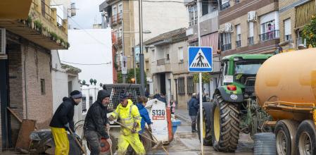 Vecinos achican agua en Huétor Tájar (Granada),&nbsp;