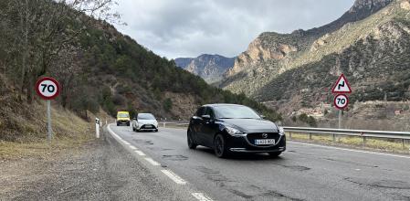 Coches circulando, ayer, por la N-260, carretera que presenta un asfaltado ciertamente mejorable