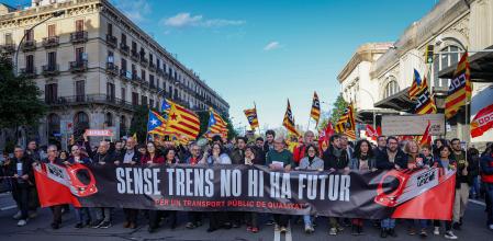 Cabecera de la manifestación convocada por una veintena de entidades para denunciar la situación de Cercanías en la Estació de França de Barcelona bajo el lema 'Sin trenes no hay futuro'.