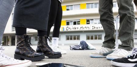 Desde este curso, los alumnos de escuelas e institutos ya no pueden hacer uso del móvil