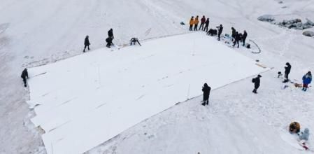 Mantas sobre el hielo: el último intento por frenar la desaparición de los glaciares en Tíbet