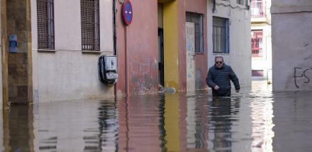 Un hombre transita por una calle inundada en Talavera de la Reina (Toledo)&nbsp;
