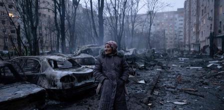 Una mujer ucraniana pasea entre las ruinas tras un bombardeo.&nbsp;