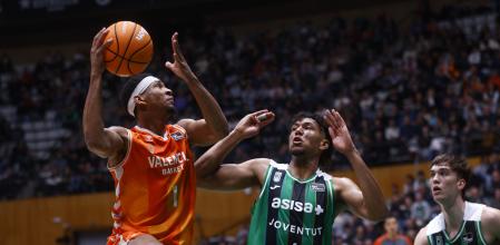 BADALONA, 08/02/2026.- El alero del Joventut de Badalona Yannick Kraag (c) intenta evitar el avance del alero Kameron Taylor (i), del Valencia Basket, durante su partido de la jornada 19 de la Liga Endesa disputado este domingo en el Pabellón Olímpico de Badalona. EFE/ Quique García
