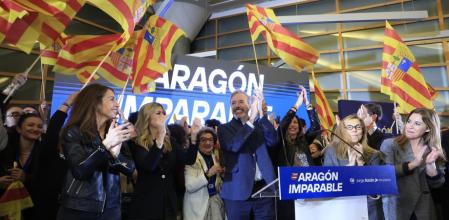 Victoria amarga.Azcón salió pletórico ante los militantes y la prensa, pese a haber perdido dos diputados en las elecciones