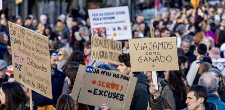 FOTO ALEX GARCIA USUARIOS DE RODALIES SE MANIFIESTAN EN EL CENTRO DE BARCELONA CONTRA EL DEFICIENTE SERVICIO DE RENFE Y ADIF 2026/02/07