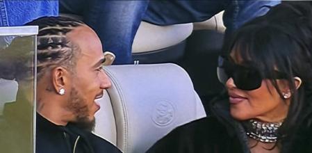 Lewis Hamilton y Kim Kardashian se miran en la final de la Super Bowl