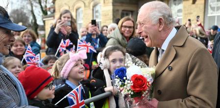 El rey Carlos saluda a niños en la estación de tren Clitheroe
